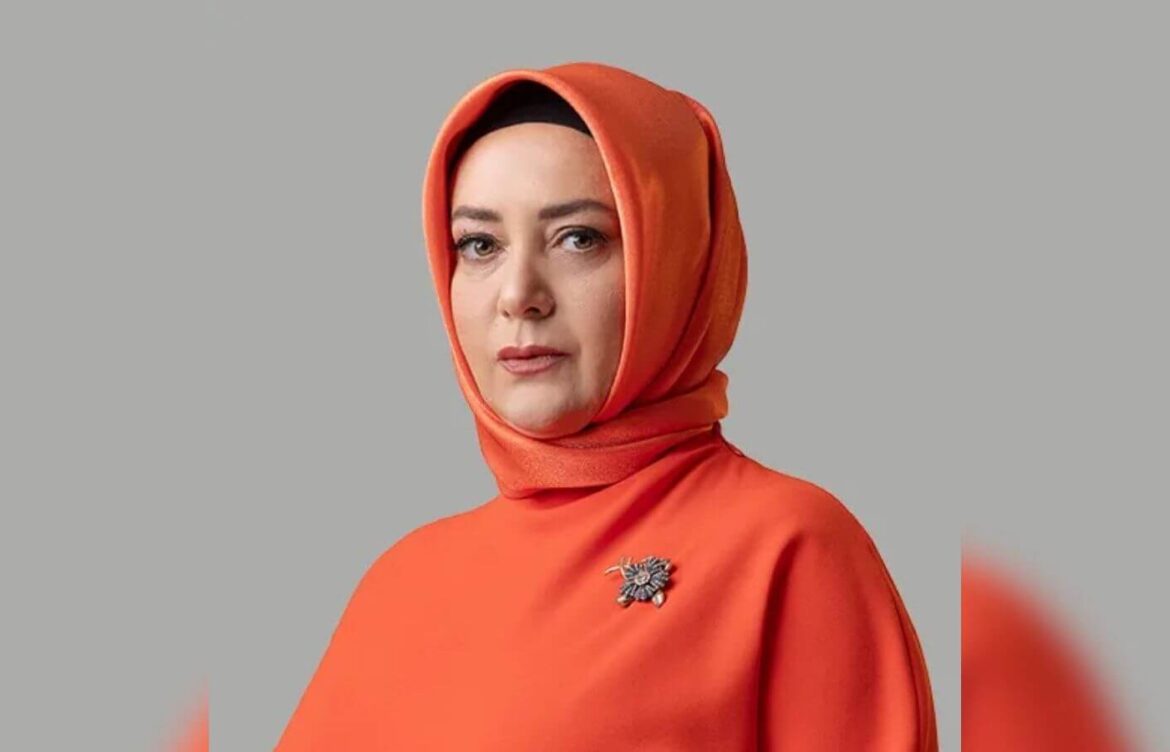 Kızılcık Şerbeti Pembe Gazi Koşusu’nda Leydi Diana Esintileriyle Göz Kamaştırdı