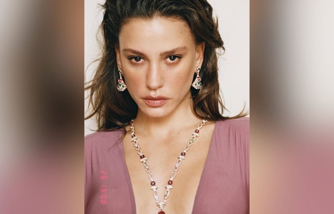 Serenay Sarıkaya’dan Doğum Gününde Cesur Pozlar