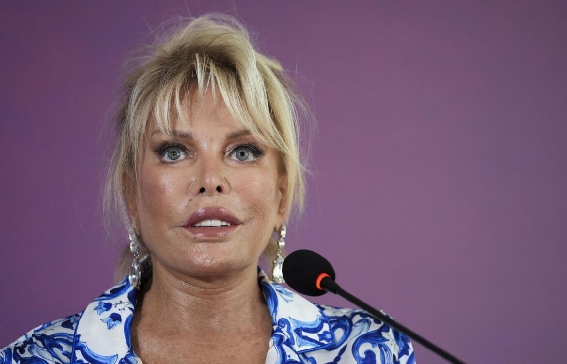 Ajda Pekkan’ın Yaptırdığı Botokslar Artık İşe Yaramıyor Mu? Harbiye’de Maskeli Show
