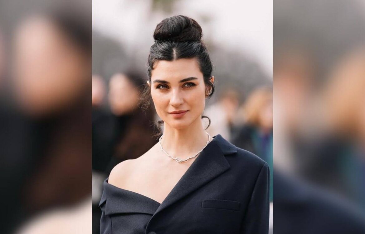 Tuba Büyüküstün Paris Moda Haftası’nda Hangi Kombiniyle Olay Oldu?