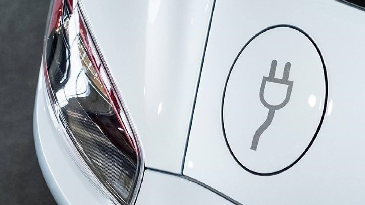 Petrol krizi talebi ateşledi: Elektrikli araç satışları rekora koşuyor