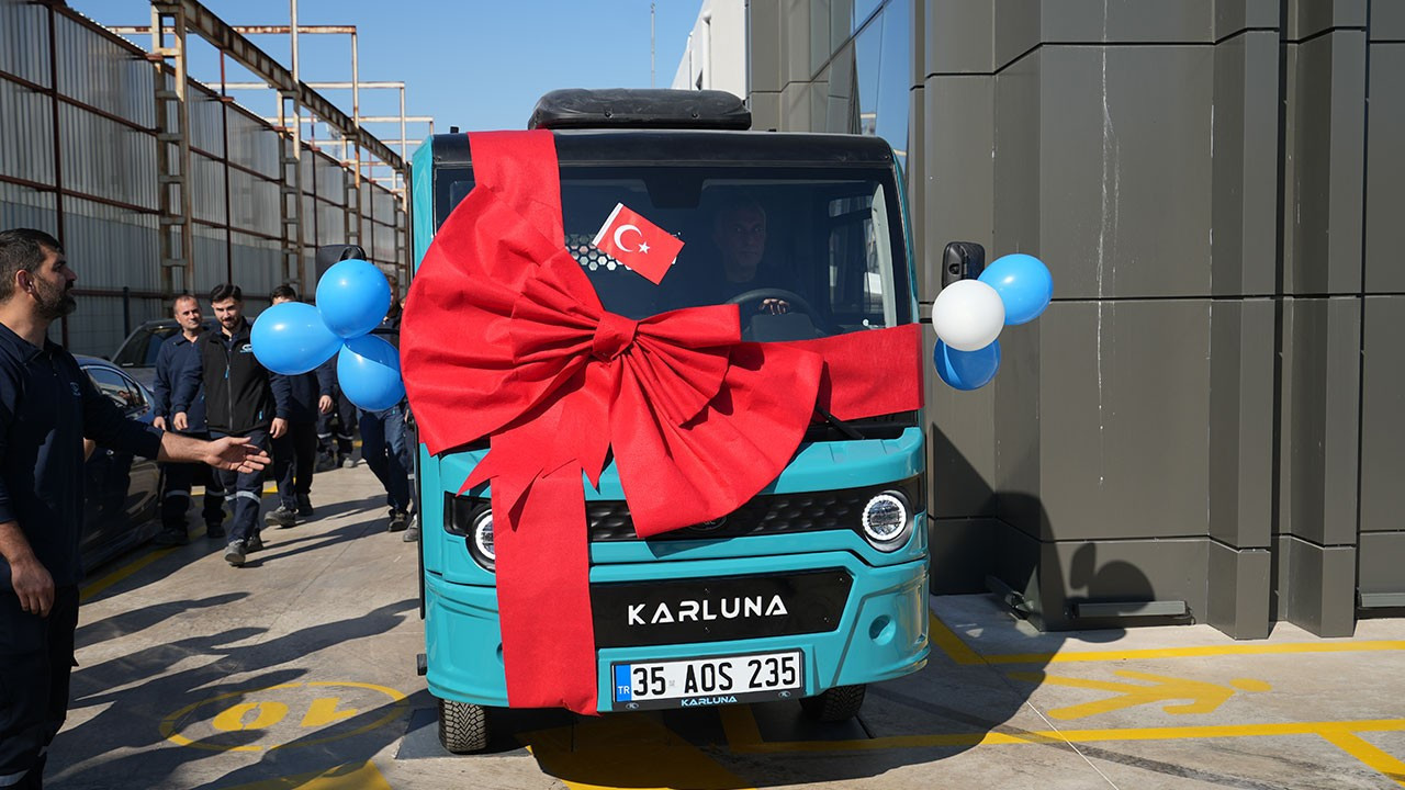 İzmir’de üretilen elektrikli hafif ticari araç trafiğe çıktı